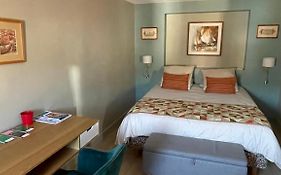 Au cœur du vieux Toulon au calme appartement rénové climatisé confortable étage élevé avec ascenseur proche parking et toutes commodités